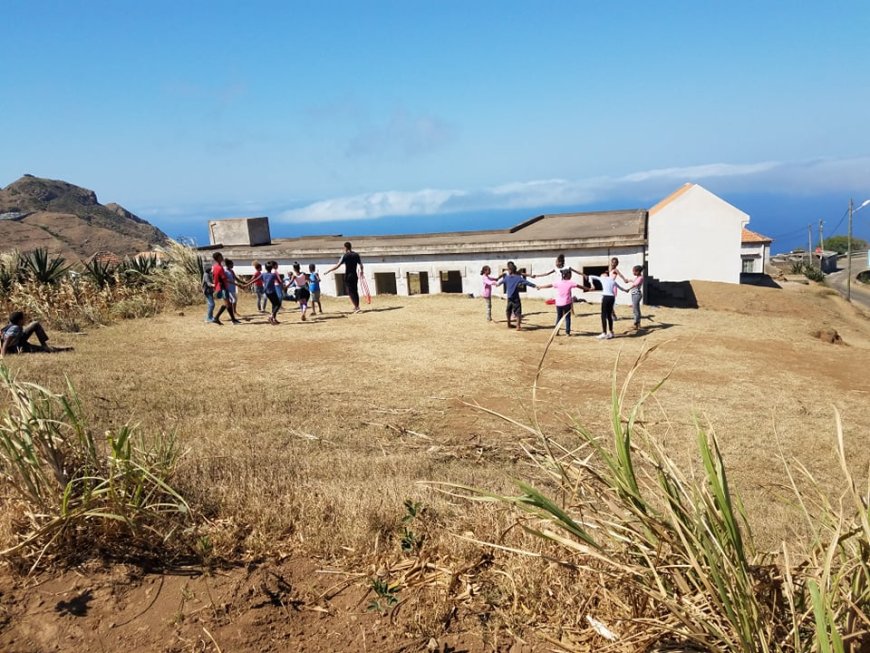 Students from the Escola de Nossa Senhora do Monte with Physical Education classes in a dirt space, while the local multipurpose facility is closed.