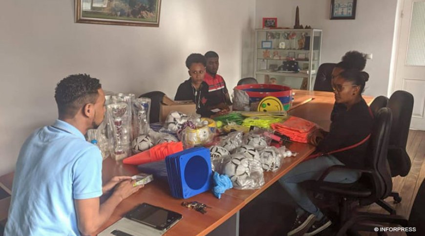 Brava: Monitors of the Mexi Mexê national physical activity program receive work equipment