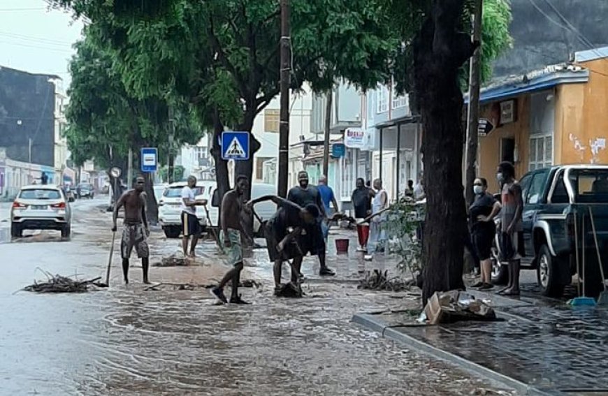 Beach showers. Minister of Internal Affairs calls on people to stay at home