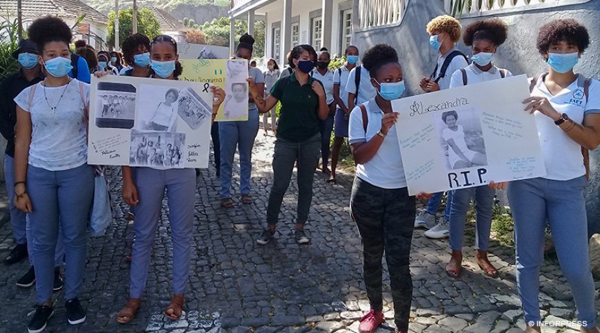 Brava: Comunidade educativa da ESET realiza marcha silenciosa em homenagem à aluna Alexandra Veiga