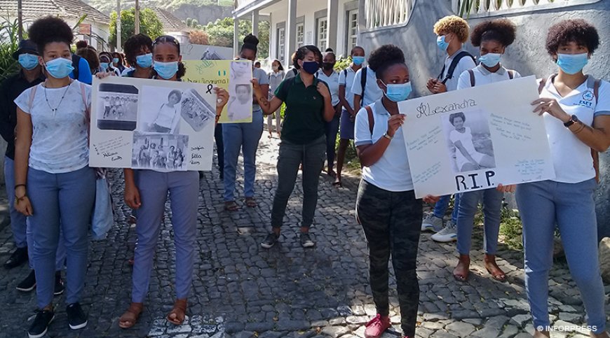 Brava: ESET educational community holds silent march in honor of student Alexandra Veiga