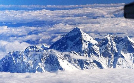 Everest peak captured by a photographer on board an airplane!