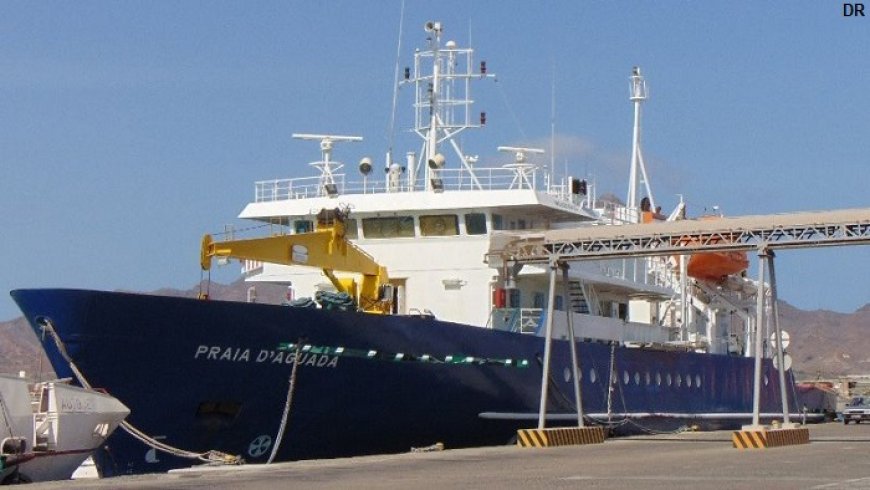 Ship sails again around 4:30 pm, connecting São Vicente to São Nicolau