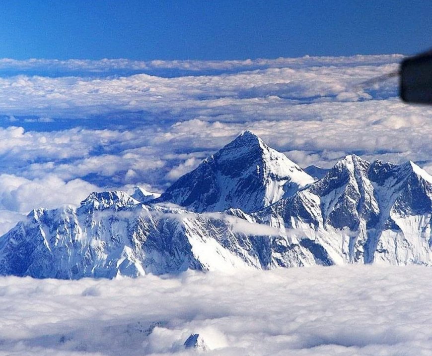 Everest peak captured by a photographer on board an airplane!