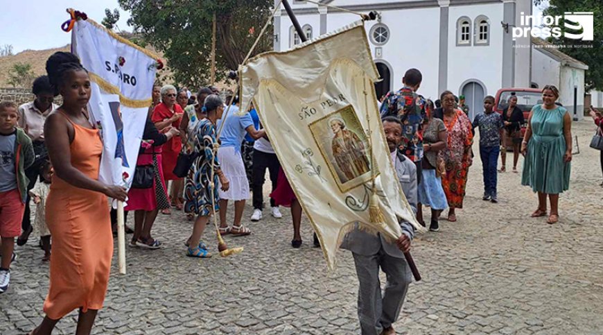 Brava: Festas da bandeira culminam-se com a passagem da bandeira de São Pedro e bote ao Mastro