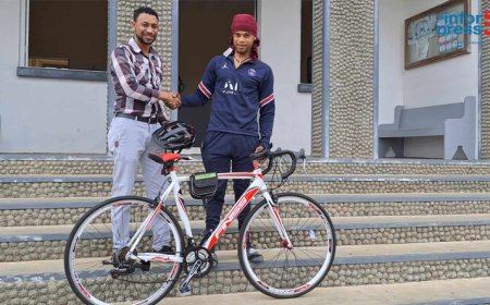 Brava: Autarquia presenteou ao único ciclista em activo na ilha com uma bicicleta nova para próximas provas e treinos