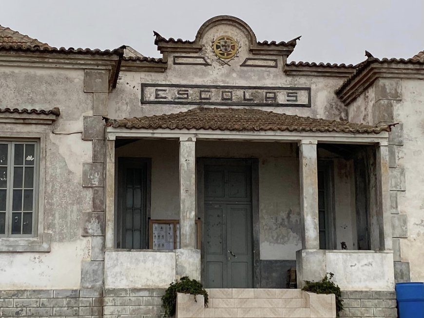 School of Nossa Senhora do Monte in a continuous state of degradation, before the incredulous eyes of the residents and incomprehensible silence from the authorities