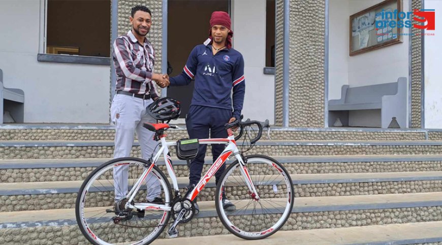 Brava: Municipality presented the only active cyclist on the island with a new bike for upcoming tests and training