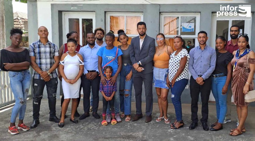 Brava: Group of young people starts training in business planning