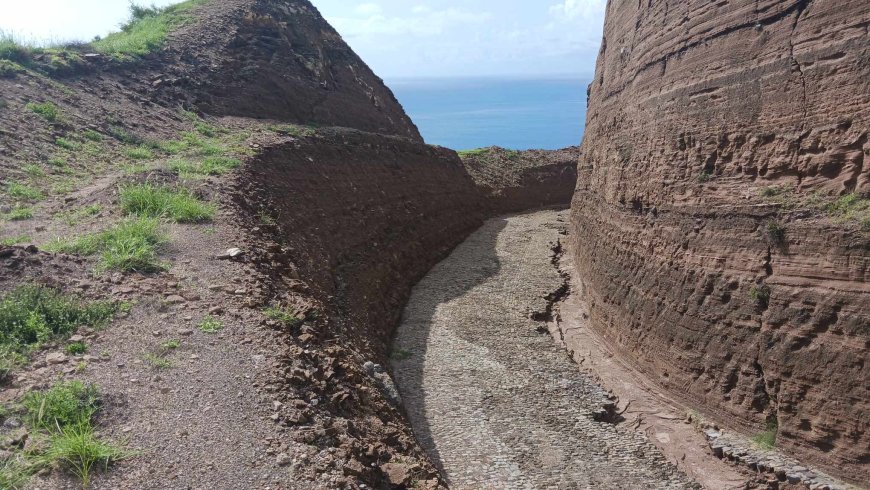 Estrada de acesso à Fajã D'Água fica cortada em vários pontos