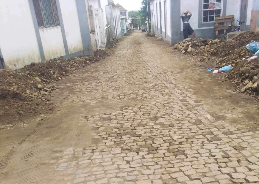 Rua da Cultura e Rua em Pé da Rocha, em Nova Sintra, emergem limpas após chuvas torrenciais