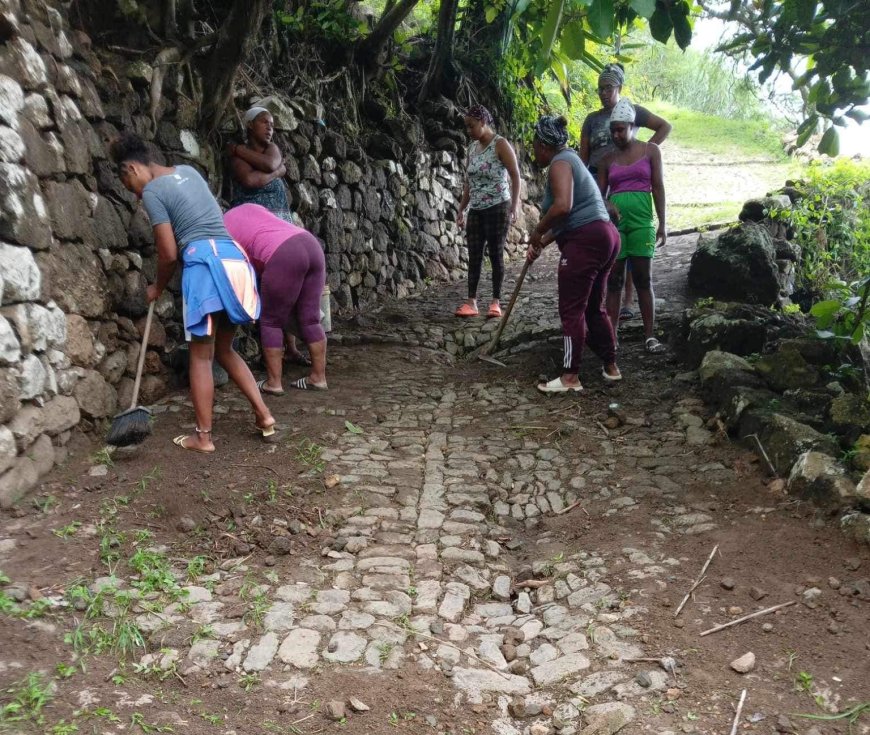 Câmara Municipal da Brava se une aos moradores de Baleia para limpeza e desobstrução do caminho vicinal e da Placa desportiva local