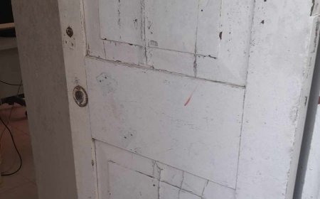 Portas e janelas do Centro de Saúde da Ilha Brava precisam de reparação urgente devido a problemas de infiltração e invasão de insectos