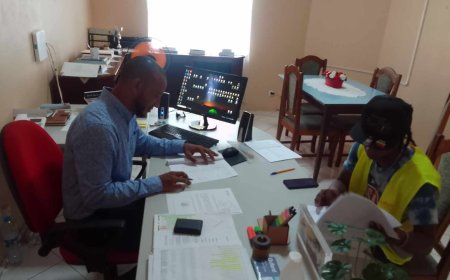 Delegado do Ministério da Educação da Brava assina guias de recebimento de materiais para Educação a distância