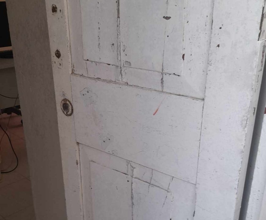 Portas e janelas do Centro de Saúde da Ilha Brava precisam de reparação urgente devido a problemas de infiltração e invasão de insectos