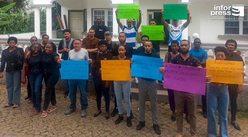 Brava: Dezenas de Professores participaram na marcha silenciosa por melhores condições de trabalho