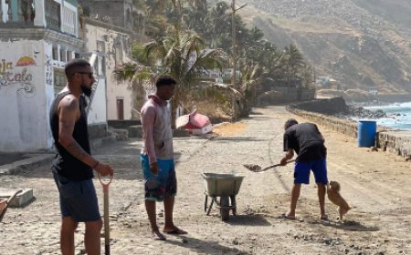 Comunidade se une para limpar estrada afectada por chuvas