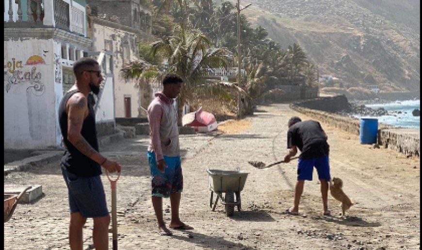 Comunidade se une para limpar estrada afectada por chuvas