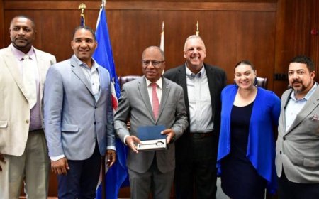 Visita do PM aos EUA: Ulisses Correia e Silva recebe as “Chaves da Cidade” de Pawtucket das mãos do Mayor Donald Grebien