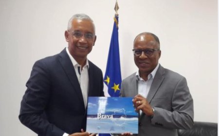 Presidente da CM da Brava entrega um exemplar do livro ao Primeiro-Ministro de Cabo Verde