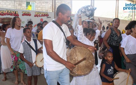 Brava: Jovem cria escola de música para não deixar morrer tradição de tocar tambor