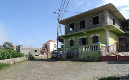 Quatro anos se passaram e a população de Tomé Barraz questiona o centro comunitário prometido por Francisco Tavares em 2020