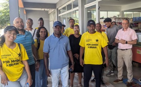 Amandio Brito, Candidato à Presidência da Câmara Municipal da Brava, visita comerciantes locais, destacando o compromisso de fortalecer o setor comercial e impulsionar o desenvolvimento da Brava