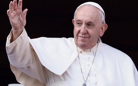 Pope Francis calls for an end to global conflicts in his Christmas message