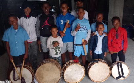 Nilton Gonçalves teaches young people to play the Tambor on Ilha Brava and seeks support to expand his school