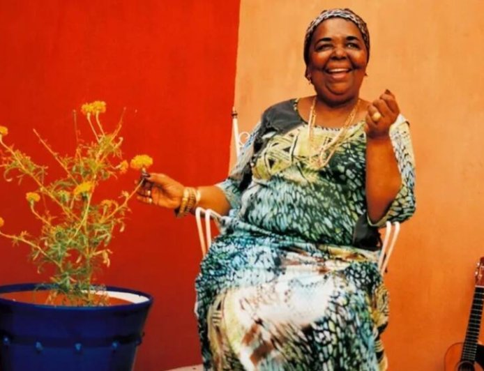 Cesária Évora será homenageada com exposição em Paris e nome em escola pública