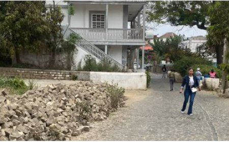 Munícipes reclamam da situação na Rua Direita e a autarquia afirma estar à espera da verba