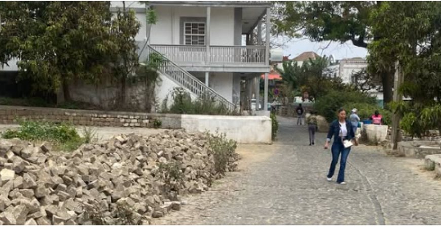 Munícipes reclamam da situação na Rua Direita e a autarquia afirma estar à espera da verba