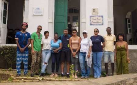 Jovens em intercâmbio homenageiam Eugénio Tavares, visitando a Casa Museu, uma paragem obrigatória para a imersão na alma Cabo-Verdiana