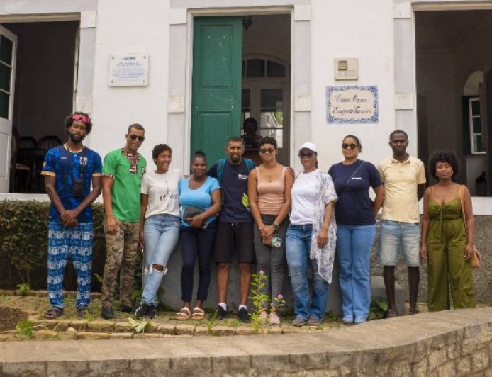 Jovens em intercâmbio homenageiam Eugénio Tavares, visitando a Casa Museu, uma paragem obrigatória para a imersão na alma Cabo-Verdiana
