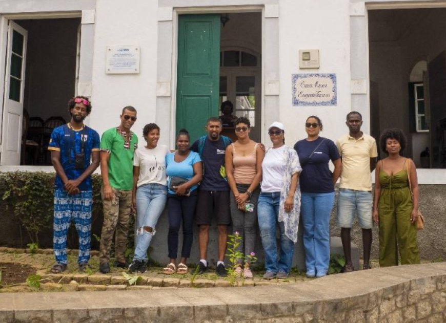 Young exchange students pay tribute to Eugénio Tavares by visiting the Casa Museu, a must-see for immersing themselves in the Cape Verdean soul.