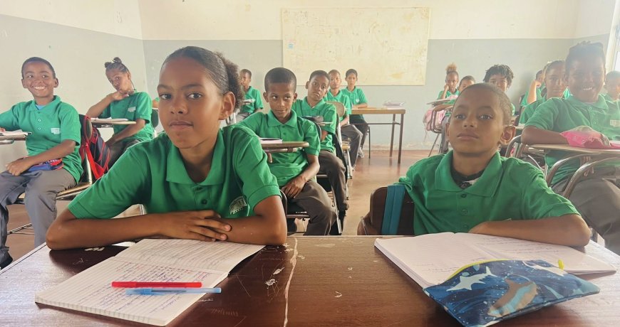 Escola de Nossa Senhora do Monte agradece doação de uniformes feita pelos “Amigos das Escolas da Brava”
