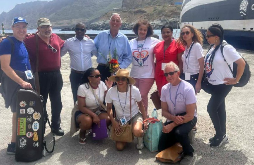 Mayor de Pawtucket, Donald Grebien, obrigado a viajar no barco da Guarda Costeira colocada na Brava para emergencia medica, no regresso de visita a ilha Brava
