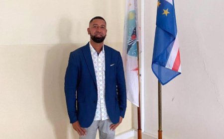 Deputy João José Delgado (MpD) leaves the Municipal Assembly session when the budget is being voted on