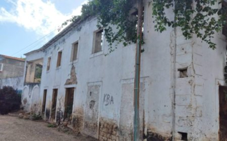 Casas de emigrantes transformam-se em ruínas, deixando a ilha em decadência