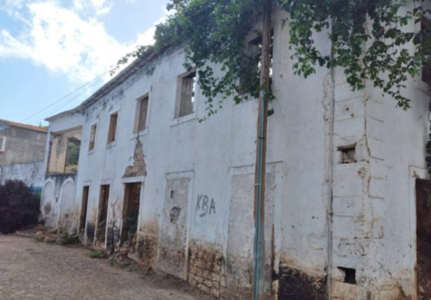 Casas de emigrantes transformam-se em ruínas, deixando a ilha em decadência