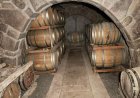 Envelhecimento em barris de carvalho valoriza tradição e excelência do grogue JBEY