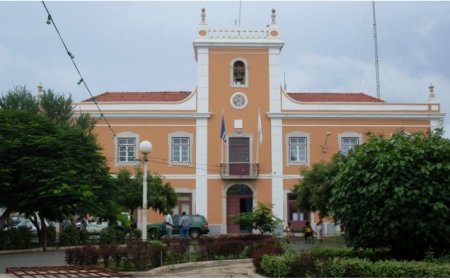 Dezenas de “funcionários” com mais de 80 anos, simulação de concurso público: estas e outras razões para a constituição de arguido