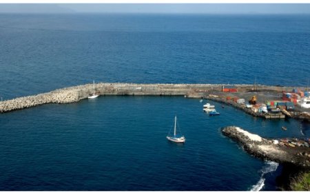 Fire: Rough seas prevent the ship Kriola from docking at the port of Vale dos Cavaleiros.