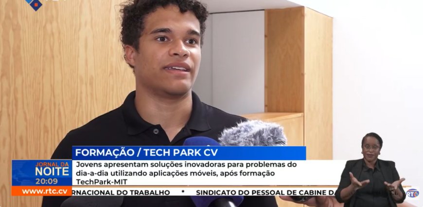 Kevin Santiago, Bravense and MIT student, leads training that empowers young Cape Verdeans in São Vicente
