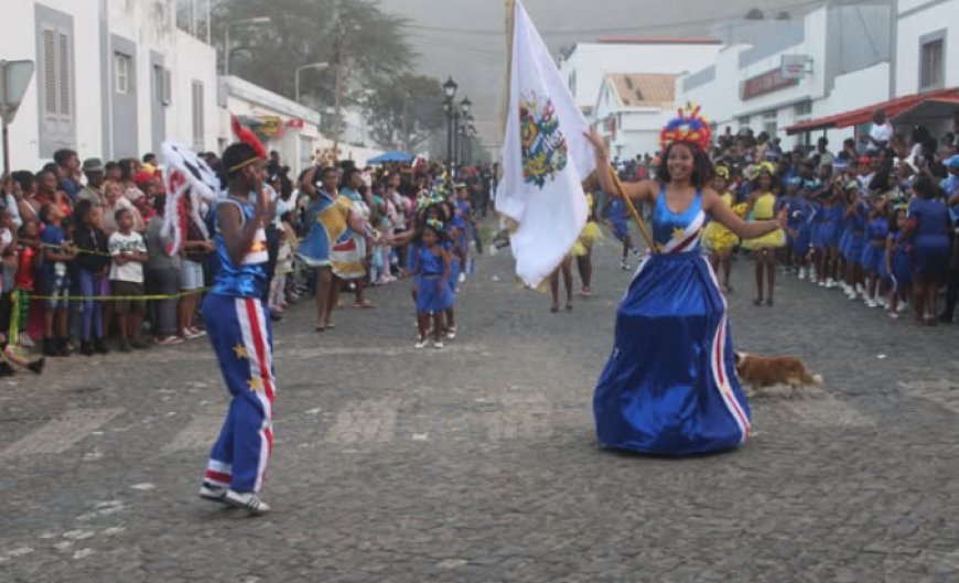 Grupo carnavalesco Riba D’Ora é bicampeão do Carnaval da Brava com homenagem aos Tubarões Azuis