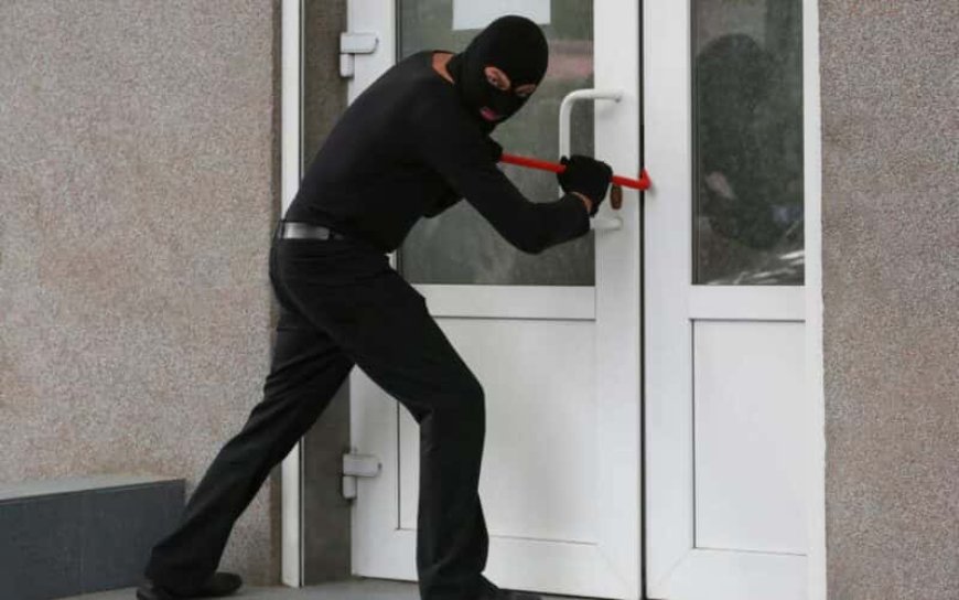 Tribunal da Comarca da Brava decreta prisão preventiva a suspeito de furto qualificado em Cova Rodela