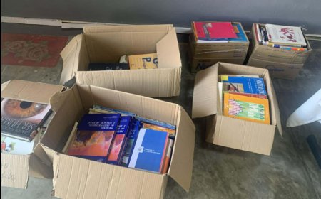 Former Headmaster of the High School and former Delegate Orlando Burgo donates books to the Library of the Eugénio Tavares Secondary School.