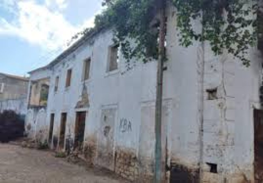 The drama of the abandoned houses that mark the landscape of the island of Brava