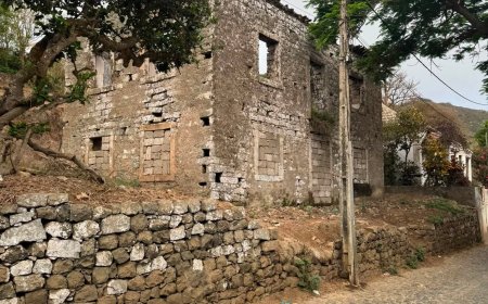 Casas abandonadas, degradadas e velhas na Brava,  falta coragem para aplicar a lei