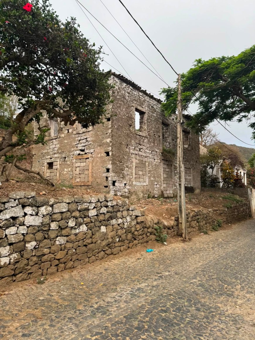Casas abandonadas, degradadas e velhas na Brava,  falta coragem para aplicar a lei